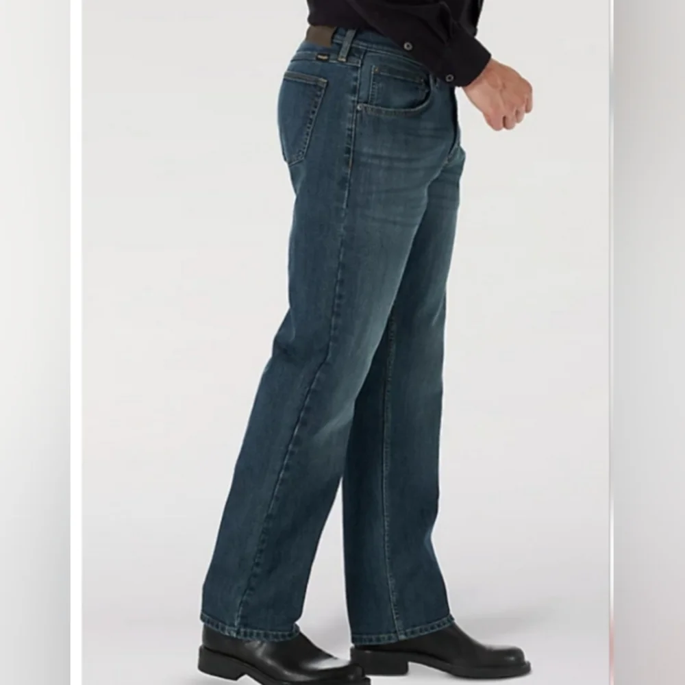Wrangler 40 x 32 Relaxed Fit Straight Leg Denim Jeans EUC
